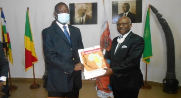 Visita do diretor africano da diplomacia camaronesa ao CERDOTOLA